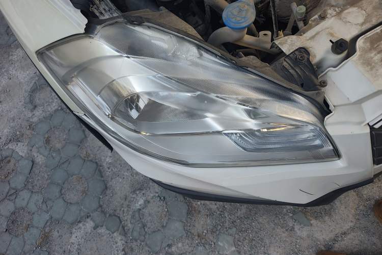 Used Suzuki S-Cross 2014 1.6L CVT Two-Wheel Drive Entry Model Right Front Headlight