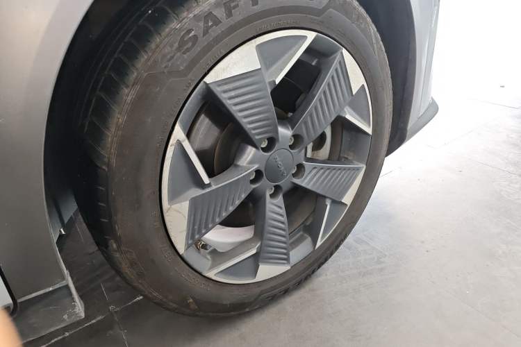 Used AION Y 2022 80 Ultra-Long Range Edition Right Front Wheel Hub