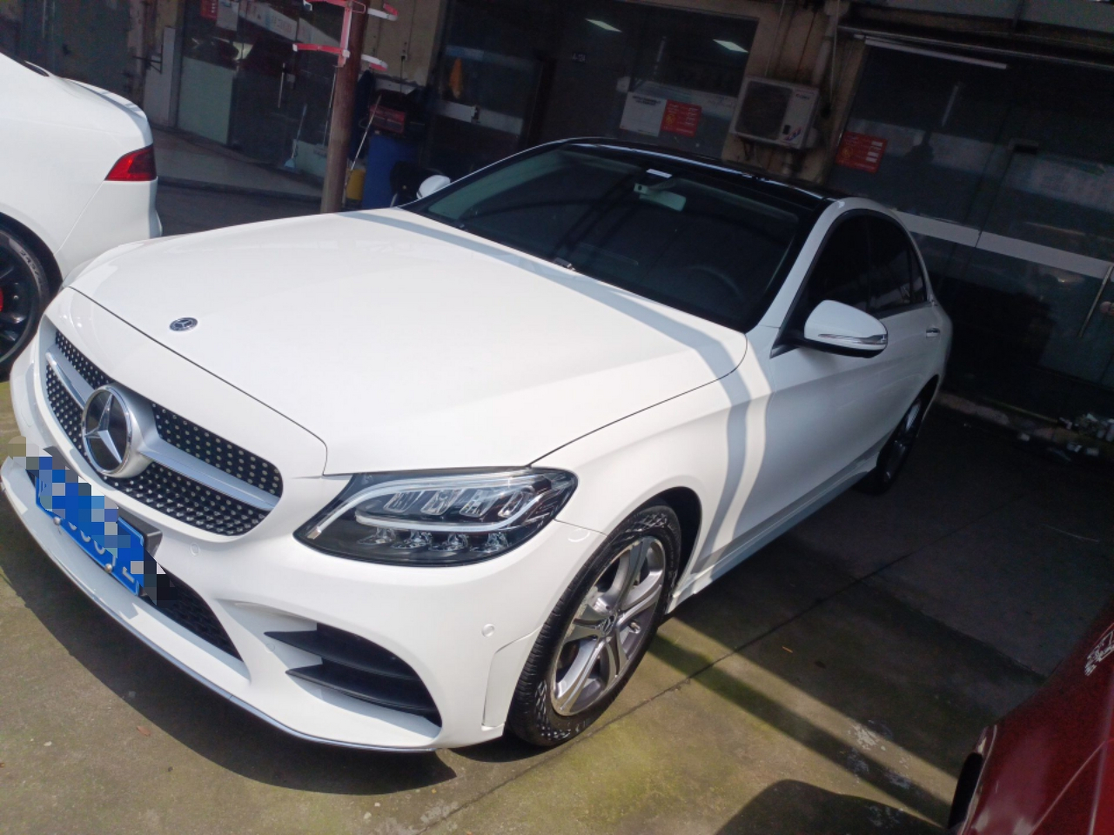 تحت مقدمة السيارة