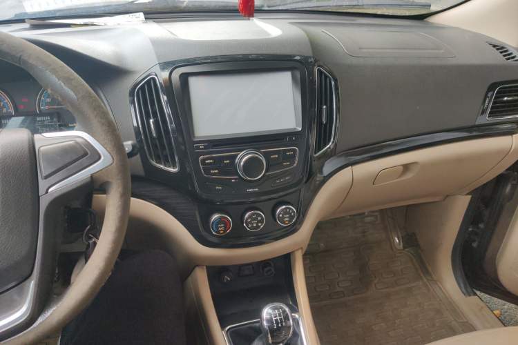 Used Baojun 730 2014 1.5L manual Comfort ESP version 7 seats Audio And AC Panel