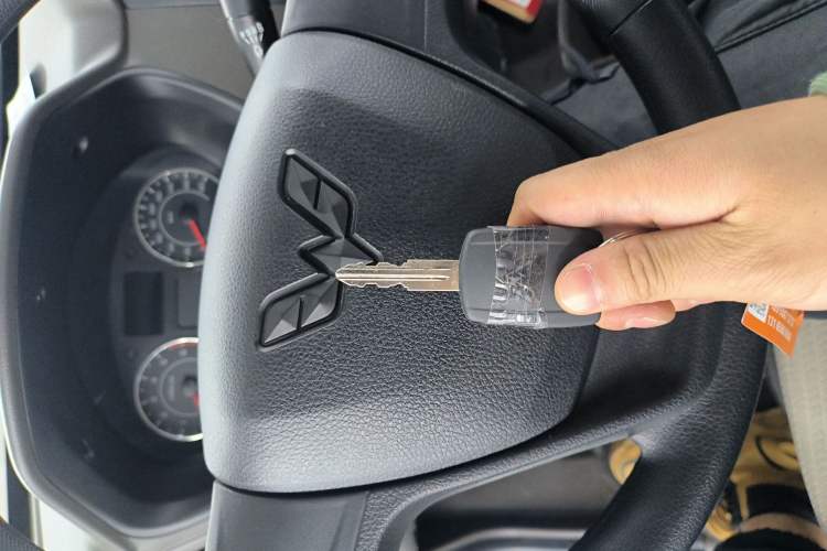 Used Wuling Rongguang S 2023 1.5L Base Version 5/7 Seats Vehicle Key