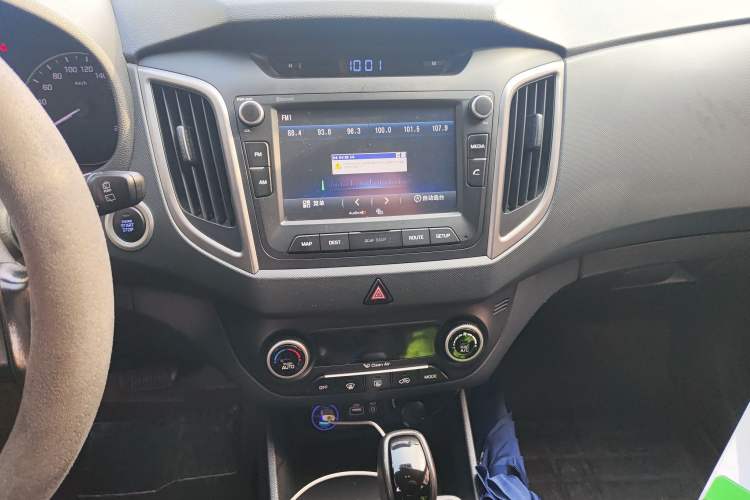 Used Hyundai ix25 2015 1.6L Automatic Two-Wheel-Drive Deluxe DLX Model Audio And AC Panel