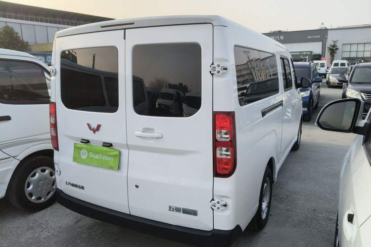Used Wuling Yangguang 2024 300km Comfort-Grade Passenger Van 60kW
