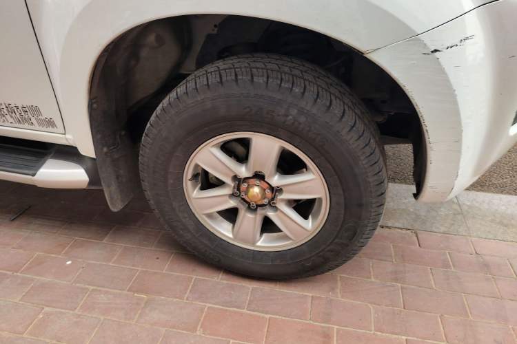 Used Isuzu D-MAX 2015 2.5T Four-Wheel Drive Automatic Ultra-Luxury Version 4JK1 Exterior 7