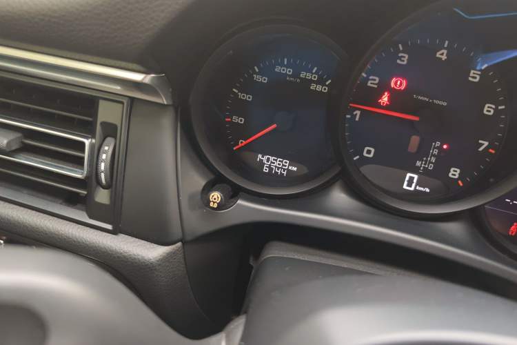 Used Porsche Macan 2018 Macan 2.0T Odometer Close Up