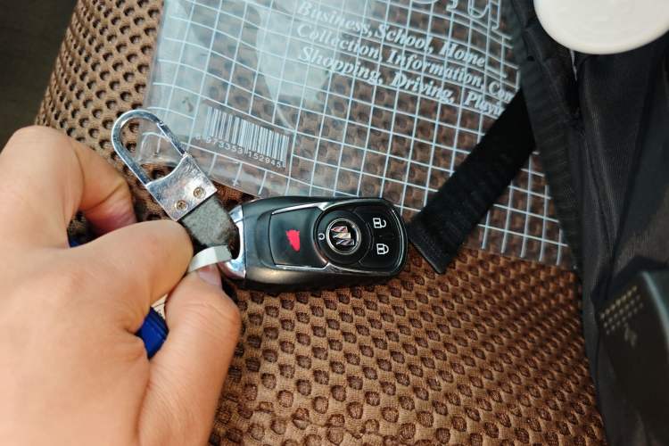 Used Buick GL8 2022 Land Cruiser Executive Class 652T Comfort Model Vehicle Key