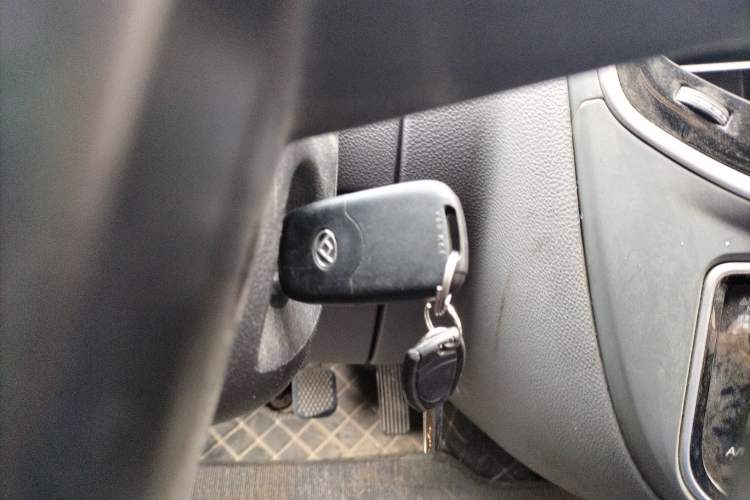 Used SAIC MAXUS Xintu V80 2019 2.5T Classic AMT Aoyuntong Short Wheelbase Mid-Roof 5/6-Seater
