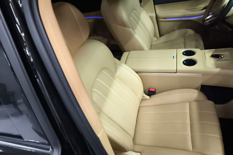 Used VOYAH Dream 2025 PHEV Four-Wheel Drive Prestige Kunpeng Edition Right Front Seat