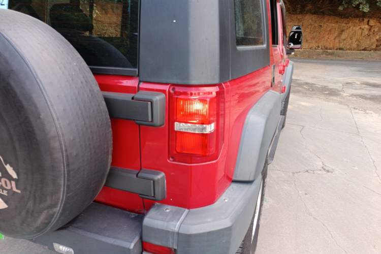 Used BAIC Off-Road BJ40 2016 40L 2.0T Manual Two-Wheel Drive Luxury Edition
