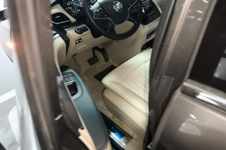 Used Buick GL8 2023 Facelifted Land Cruiser Executive Luxury Version
