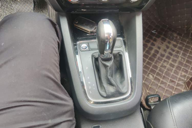 Used Volkswagen Sagitar 2017 1.6L Automatic Comfort Model Gear Lever