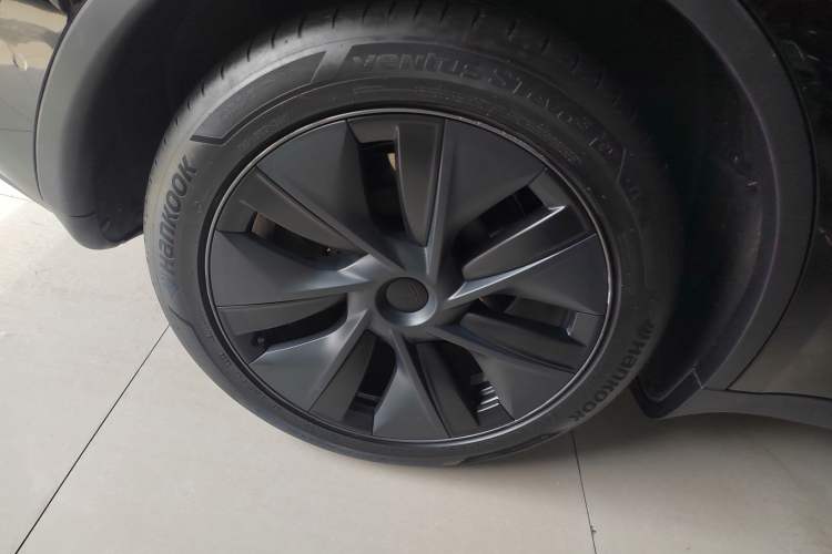 Used Tesla Model Y 2023 Long-Range All-Wheel-Drive Version Right Rear Wheel Hub