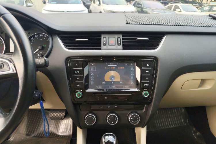 Used Skoda Octavia 2015 1.4TSI DSG Yijun Edition Audio And AC Panel