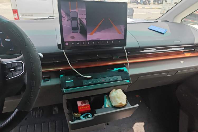 Used Farizon Super VAN 2025 Jingcheng Edition, Action-Pak Mid-Roof 51kWh
