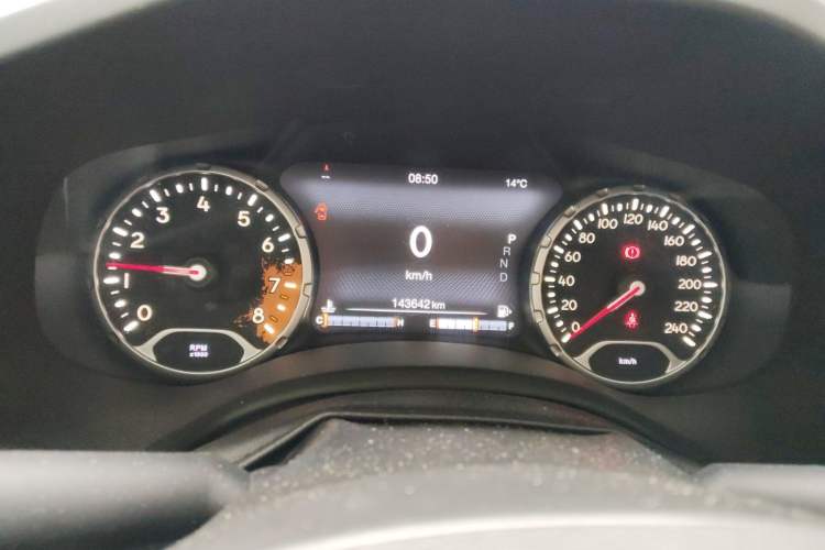 Used Jeep Renegade 2018 Connected Large Screen Version 180T Automatic Smart Version Odometer Close Up