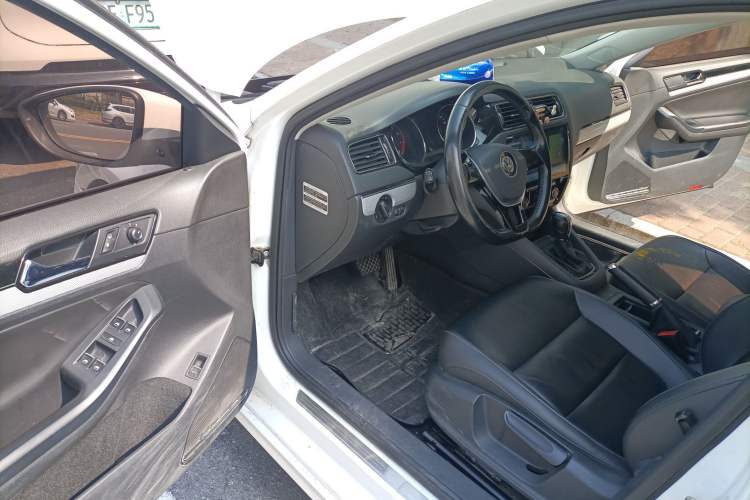 Used Volkswagen Sagitar 2015 1.6L Automatic Comfort Model
