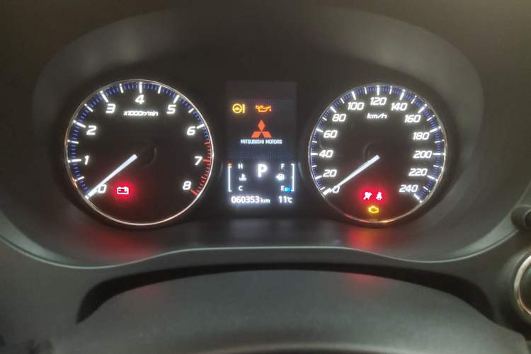 Used Mitsubishi Outlander 2019 2.4L Two-Wheel Drive ZhiXing Version 5 Seats China V Emission Standard
