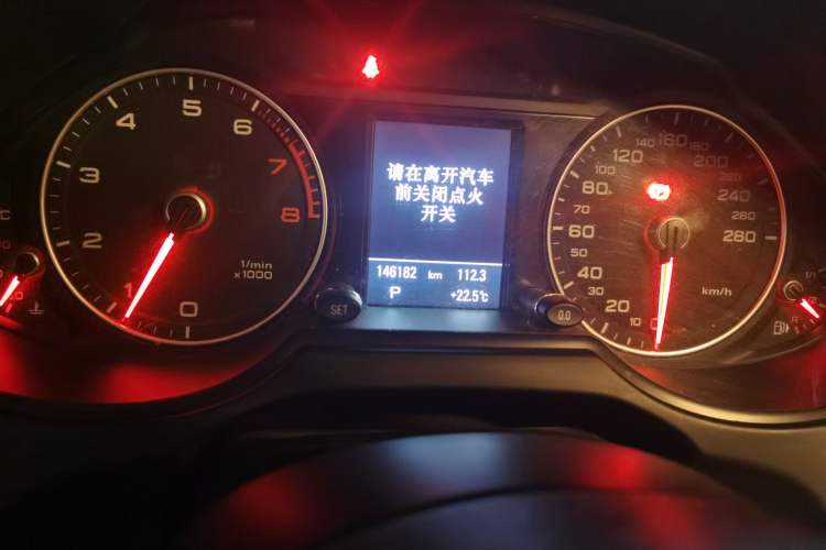 Used Audi Q5 2013 40 TFSI Comfort Edition Odometer Close Up