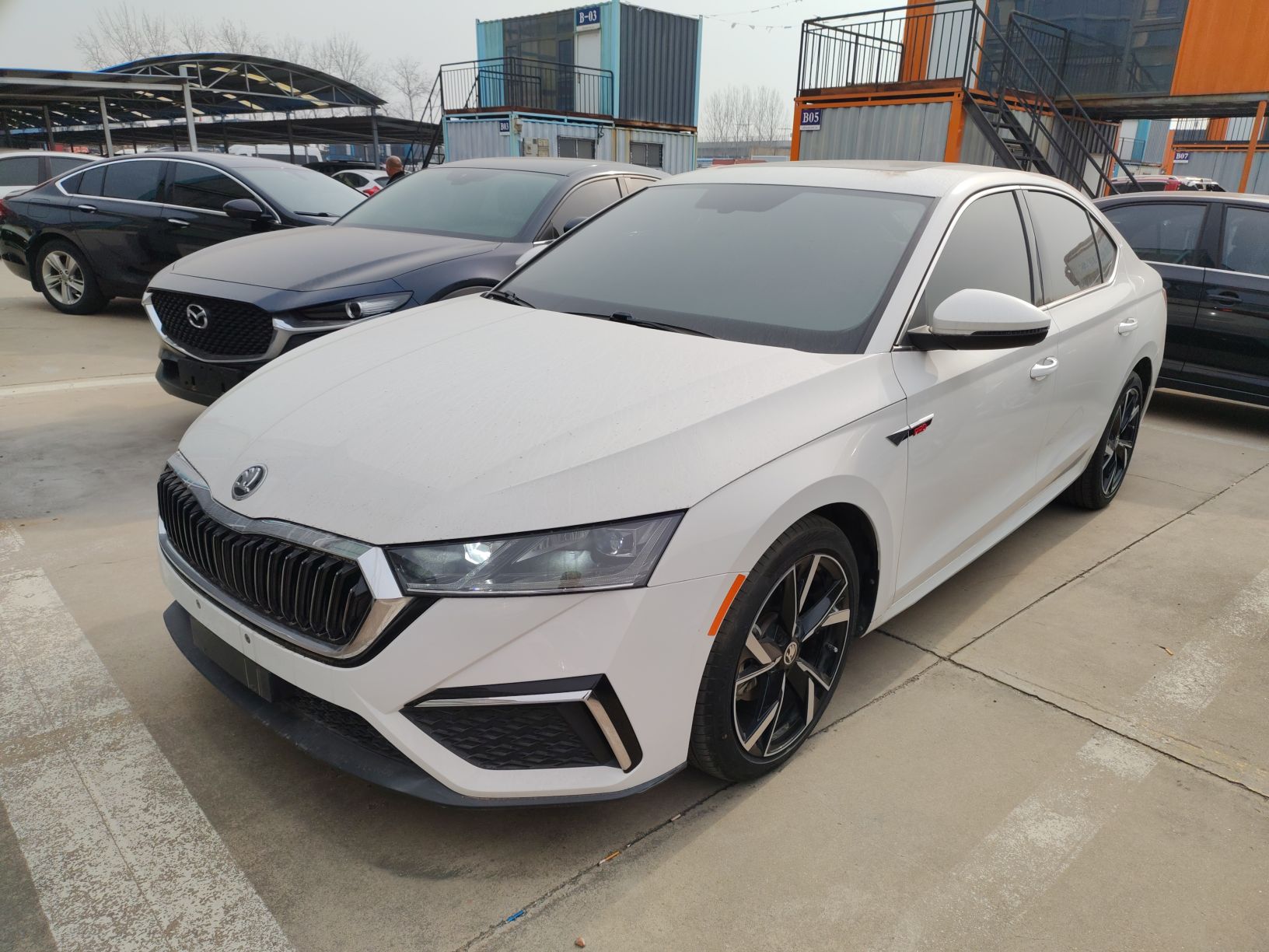 Под передней частью автомобиля