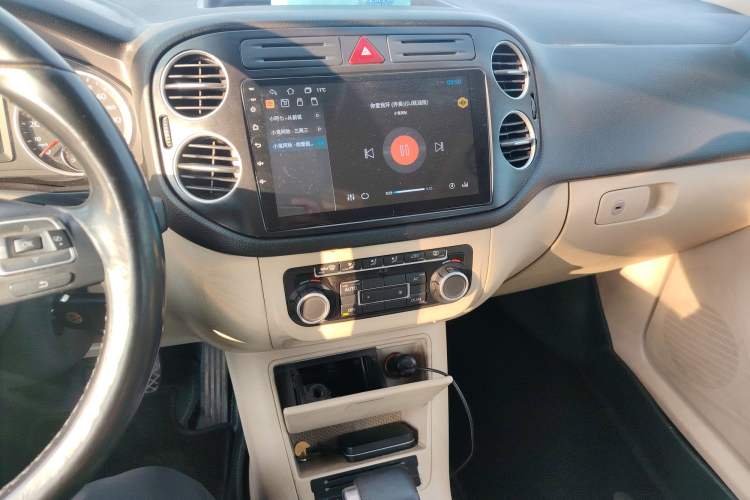 Used Volkswagen Tiguan 2010 1.8 TSI Automatic Two-Wheel Drive Trend Edition Audio And AC Panel