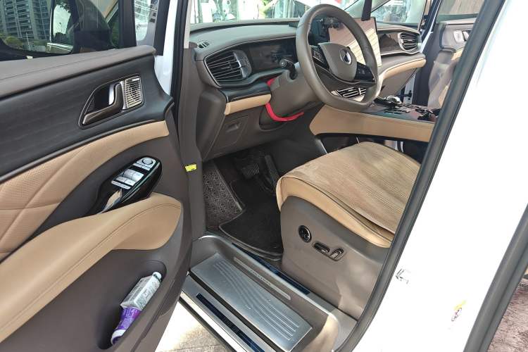 Used Denza D9 2022 EV 600 Four-Wheel Drive Prestige Model
