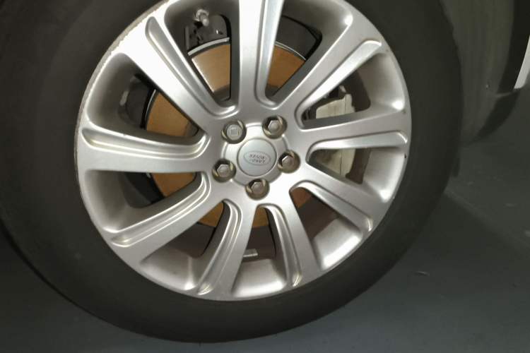 Used Land Rover Discovery Sport 2017 2.0T SE Right Front Wheel Hub