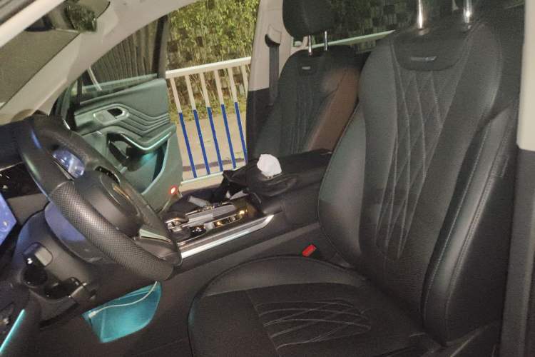 Used Hongqi HS7 2023 2.0T Automatic Two-Wheel Drive Flagship Edition Six Seats
