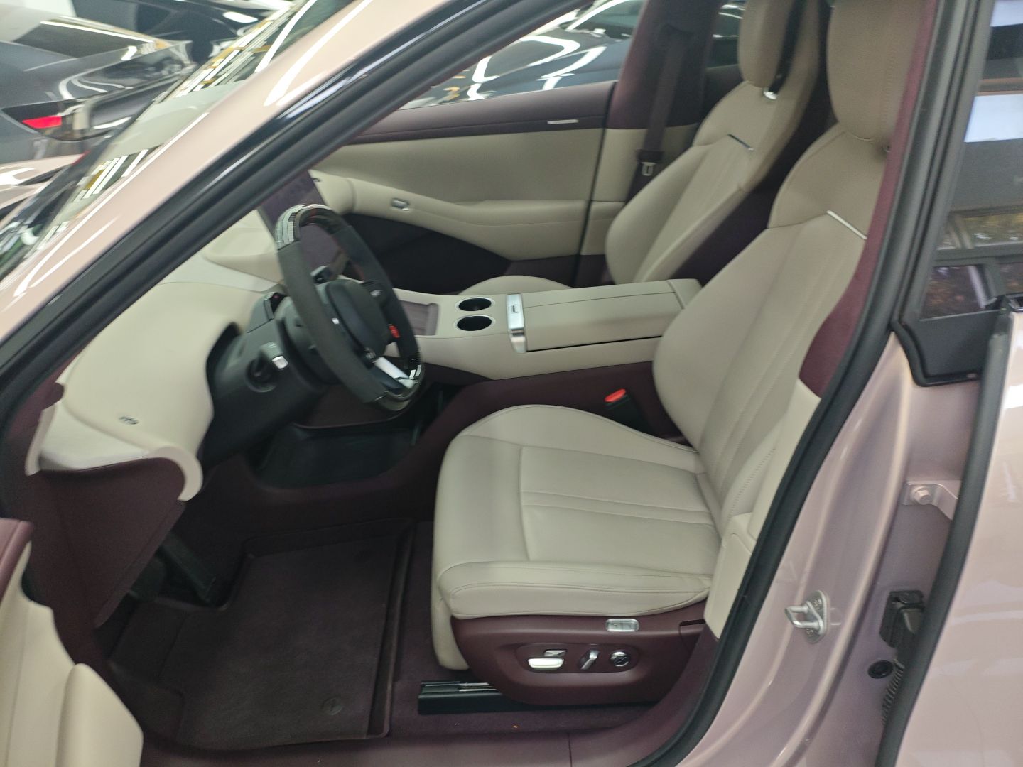 المقاعد الأمامية داخل السيارة