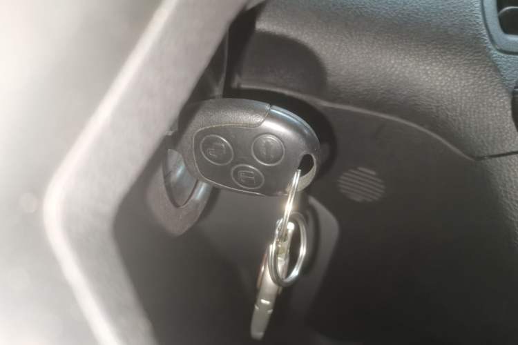 Used Ford Transit 2019 2.0T Diesel Van Mid-Chassis Mid-Roof 3-Seater China VI Standard
