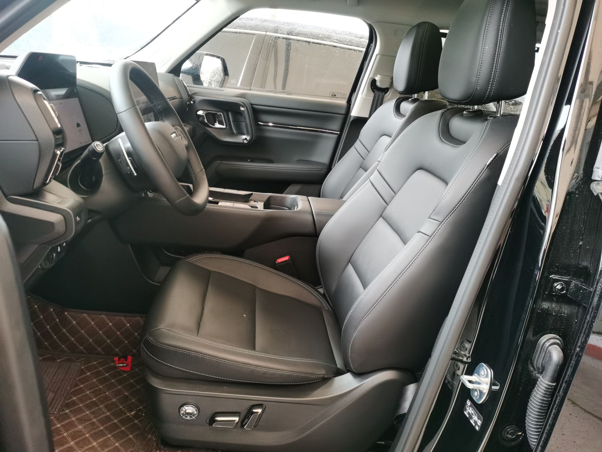 المقاعد الأمامية داخل السيارة