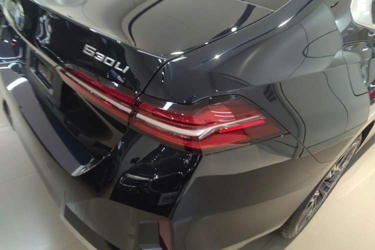 Used BMW 5 Series 2025 530Li Luxury Edition M Sport Package Right Rear Taillight
