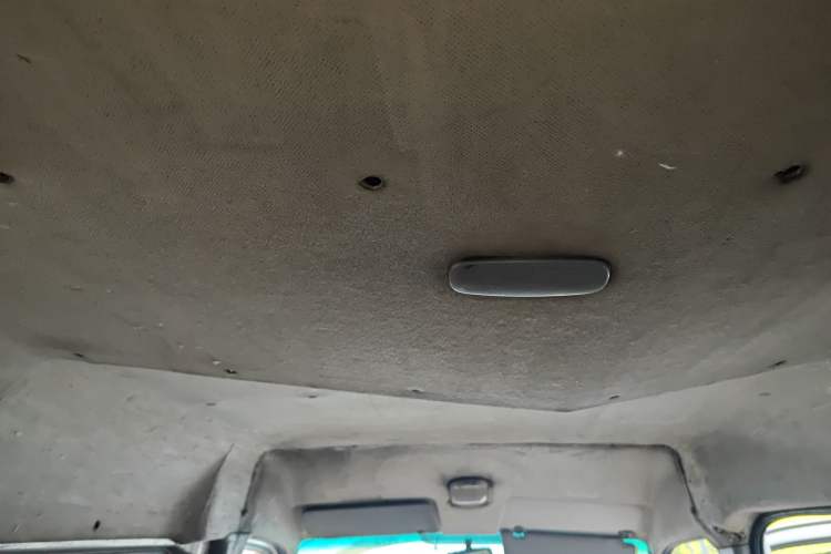 Used Dongfeng Yufeng 2014 2.5T YuliBao Logistics Vehicle Low-Trim Version with Short Wheelbase and Mid-Roof Design – ZD25 Headliner