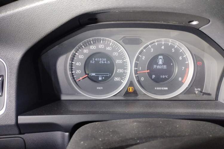 Used Volvo V60 2013 T5 Comfort Edition Odometer Close Up