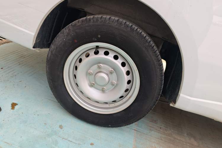 Used Wuling Yangguang 2024 300km Comfort-Grade Passenger Van 60kW