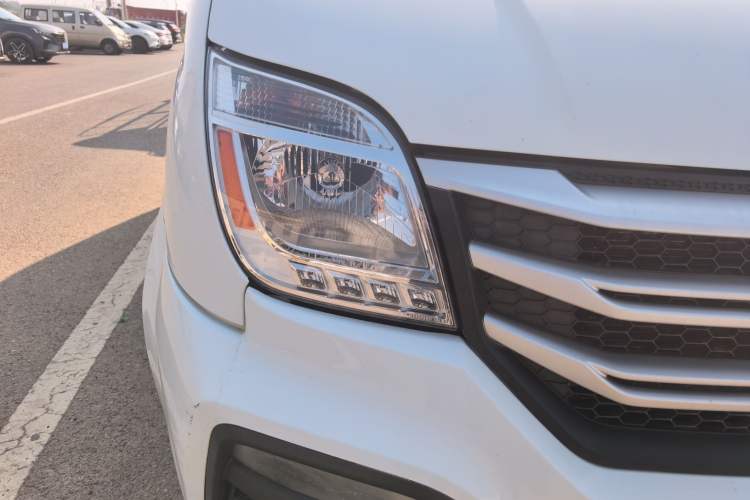 Used SAIC MAXUS Xintu V80 2018 2.5T 6-Speed Manual Aoyuntong Facelifted Short Wheelbase Mid-Height 5-6-Seater Right Front Headlight