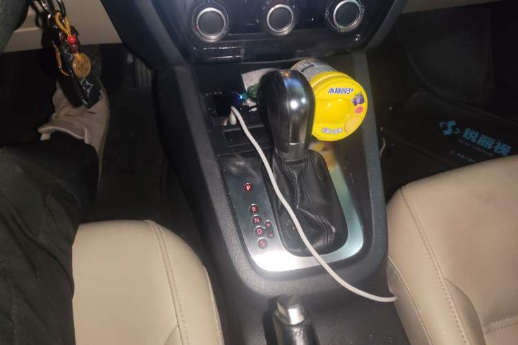 Used Volkswagen Sagitar 2012 1.6L Automatic Comfort Edition Gear Lever