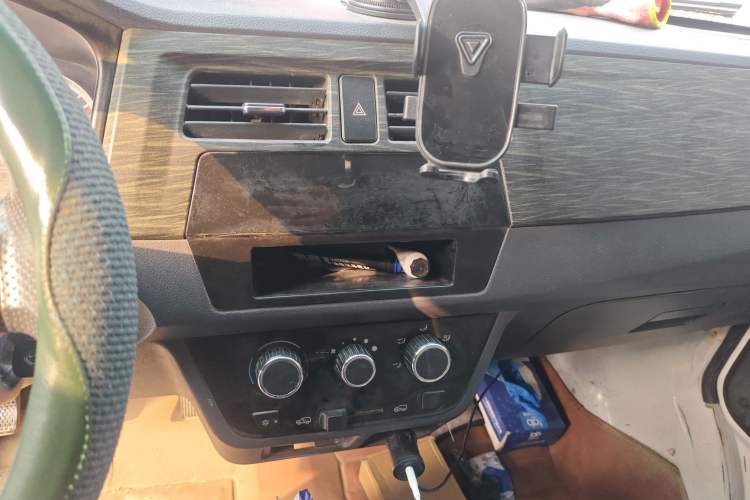 Used Jinbei Hiace X30 2023 1.5L Super-Enjoyment Van 2/5 Seats Non-Air-Conditioned Version SWC15M Audio And AC Panel