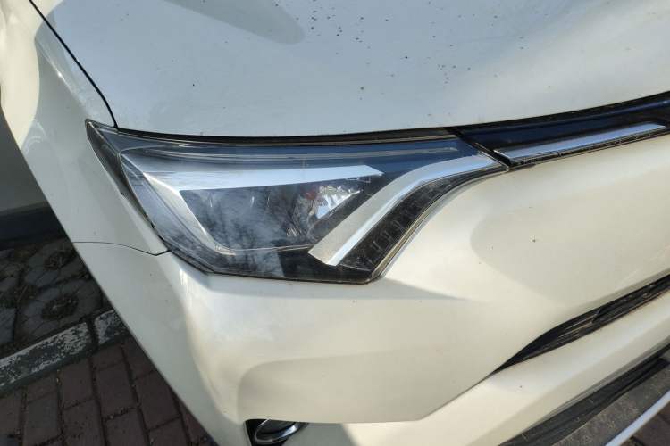 Used Toyota RAV4 2016 2.0L CVT Two-Wheel Drive Smart Edition China V Standard Right Front Headlight