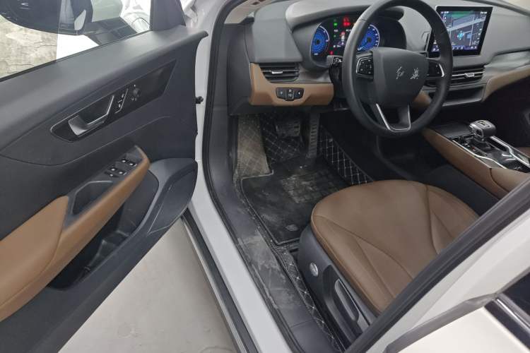 Used Hongqi E-QM5 2022 431 km Charge & Enjoy Edition Driver Seat