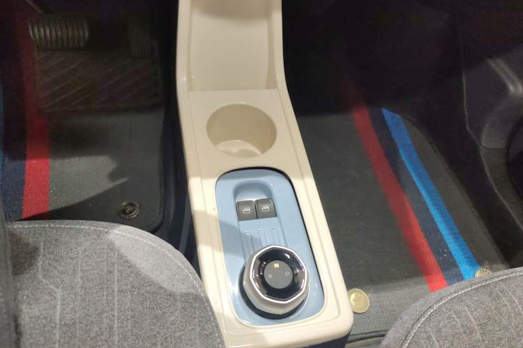 Used Geely Galaxy Panda 2023 Panda Mini 200km Endurance Bear Gear Lever