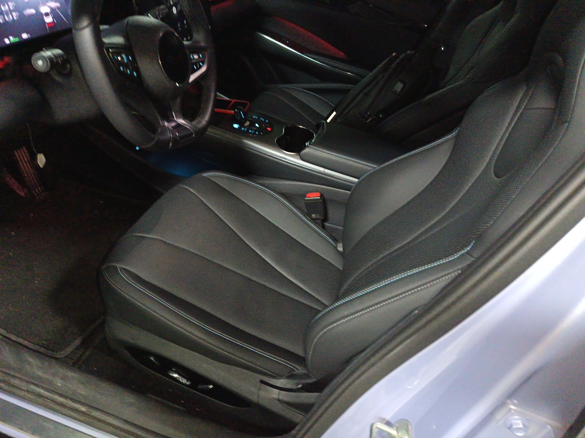 المقاعد الأمامية داخل السيارة