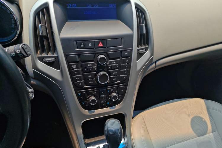 Used Buick GT 2013 XT 1.6L Automatic Fashion Edition Audio And AC Panel