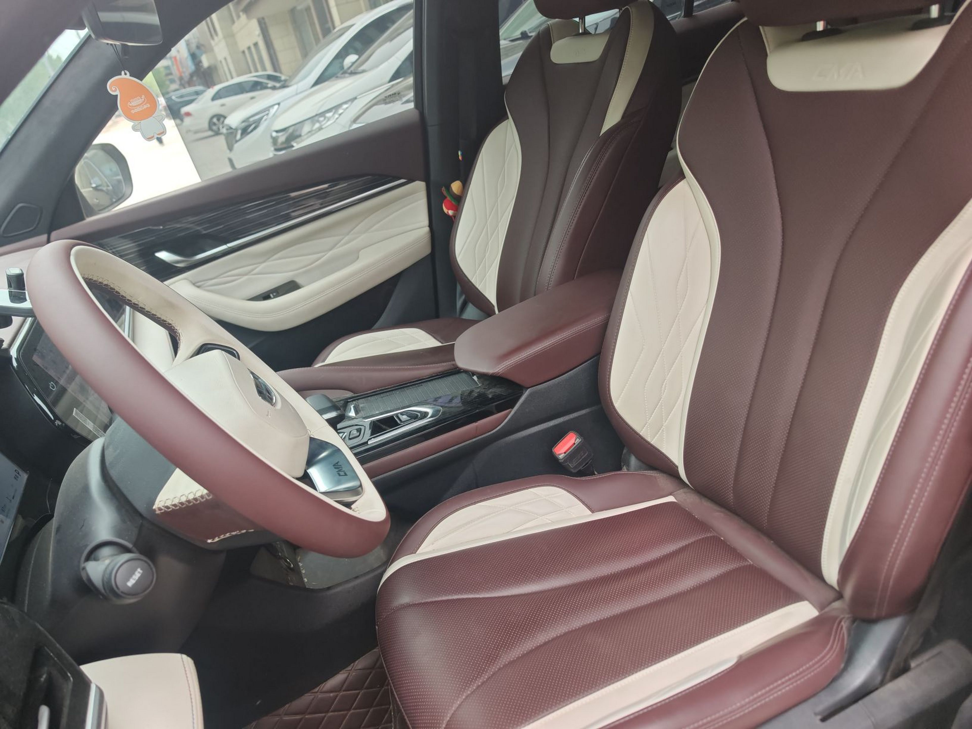 Переднее сиденье в автомобиле