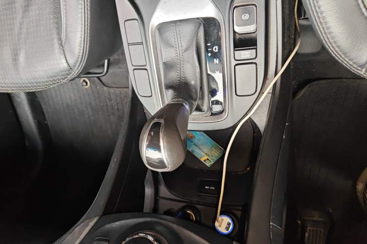 Used Hyundai Santa Fe 2013 2.4L Automatic Two-Wheel Drive Smart Version Gear Lever