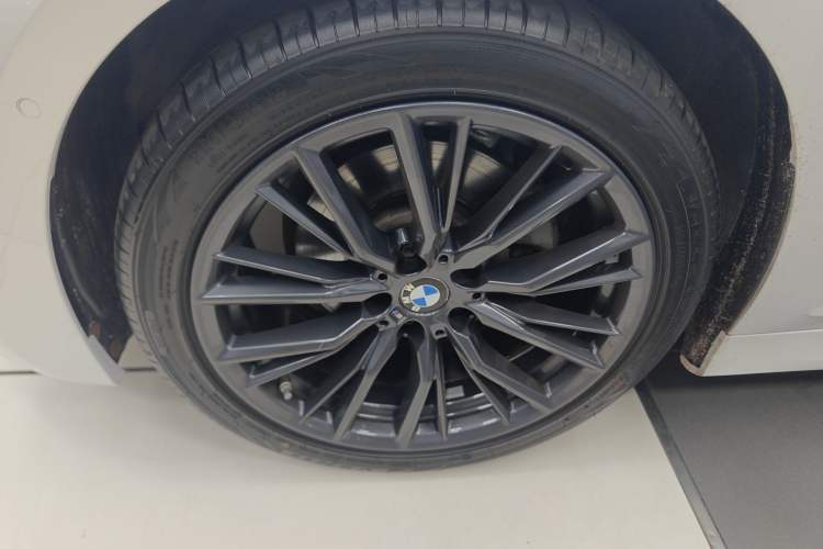 Used BMW 3 Series 2021 325i M Sport Night Edition package Left Front Wheel Hub