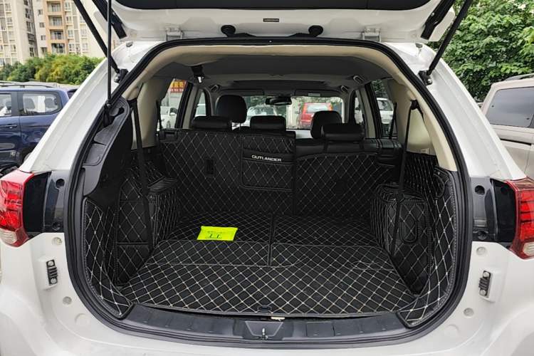 Used Mitsubishi Outlander 2019 2.4L 4x4 Zhi Xiang Edition 7 Seats China VI Standard