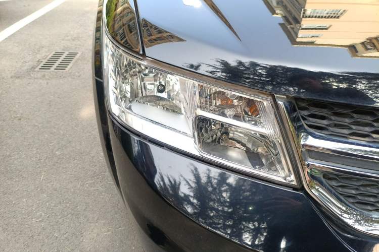 Used Dodge Journey 2013 2.4L Two-Wheel Drive Luxury Version Right Front Headlight