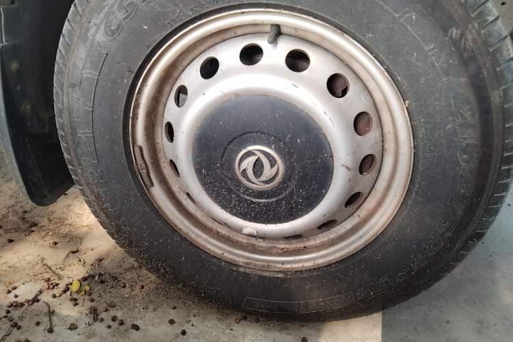 Used Dongfeng Yufeng 2018 2.3TA100 Standard Edition Logistics Vehicle Short Wheelbase Mid-Roof Design 5-9 Seater Powered by WP2.3 Right Front Wheel Hub