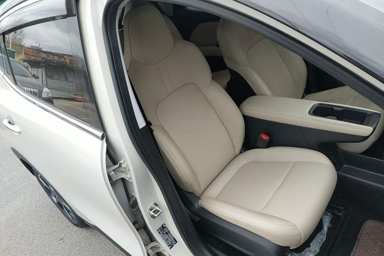 Used Wuling Bingo PLUS 2024 330 km Range Five-Seater Version Right Front Seat