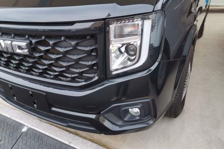 Used JMC Fushun 2025 2.0T 6MT Diesel Short-Wheelbase Low-Roof Commercial Multi-Purpose Passenger Vehicle with 5/6 Seats and Twin-Swing Tailgate